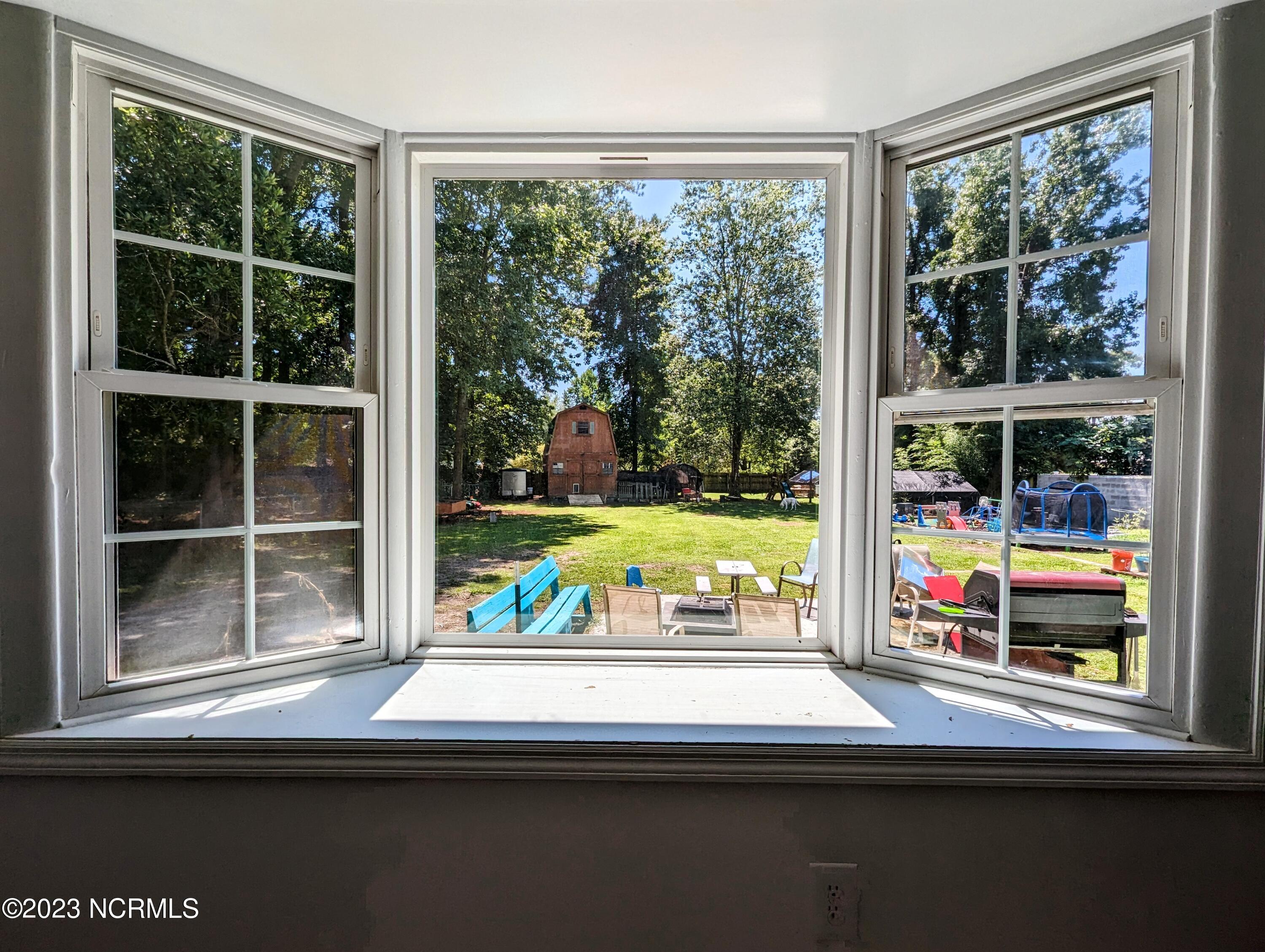 102 Nottingham Road Jacksonville, NC 28546 - Photo 23 of 61 102 Nottingham kitchen Bay window