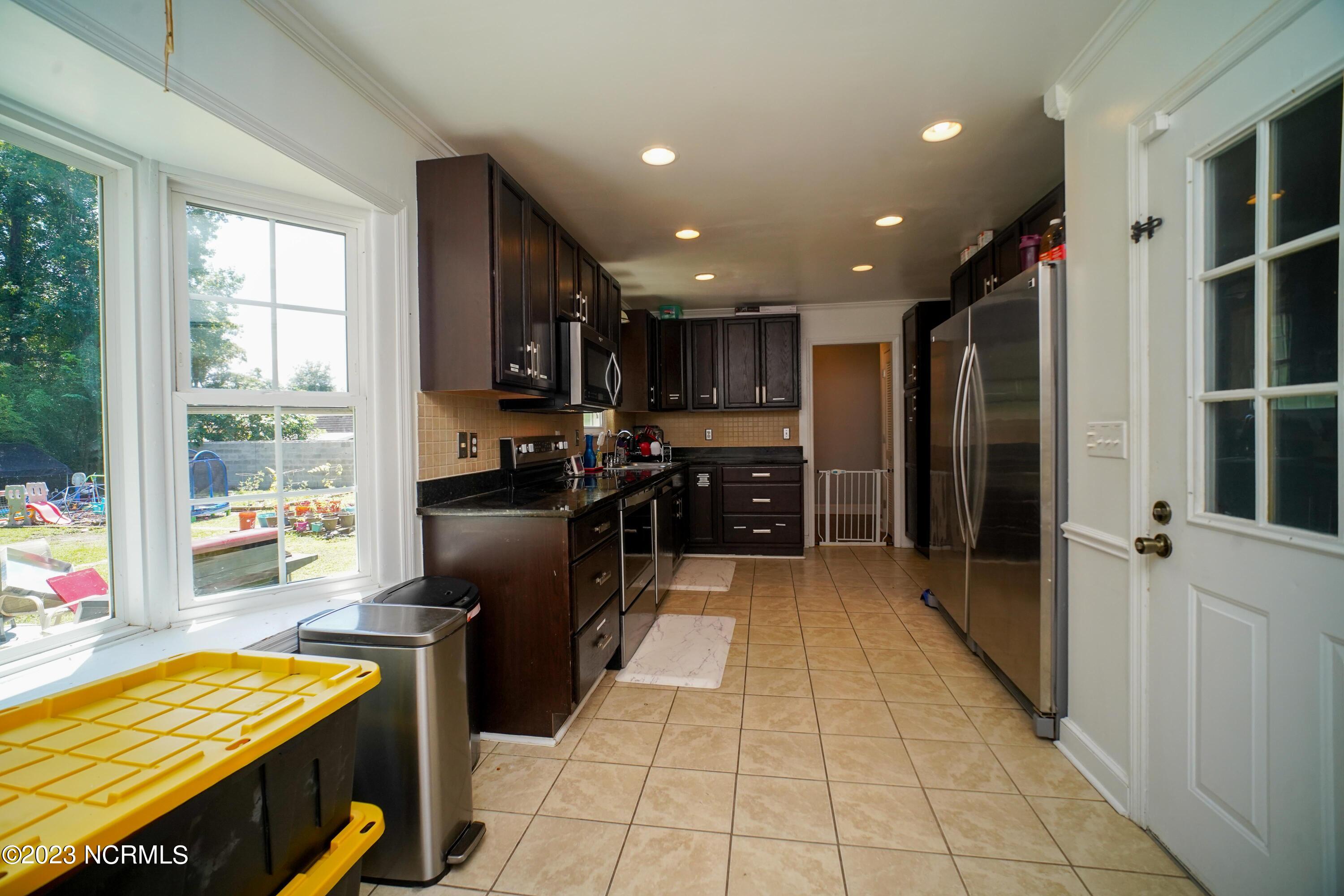 102 Nottingham Road Jacksonville, NC 28546 - Photo 24 of 61 102 Nottingham Kitchen 4