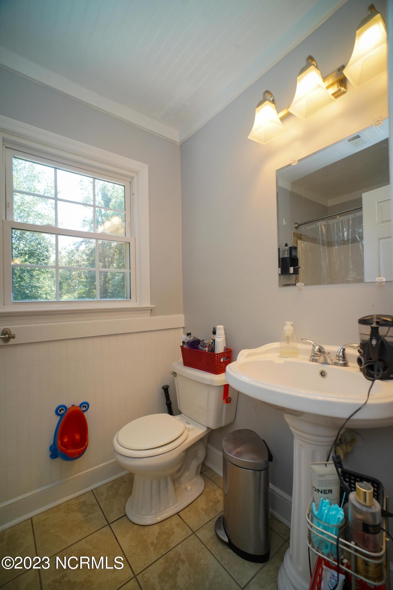 102 Nottingham Road Jacksonville, NC 28546 - Photo 34 of 61 102 Nottingham bath 2.1