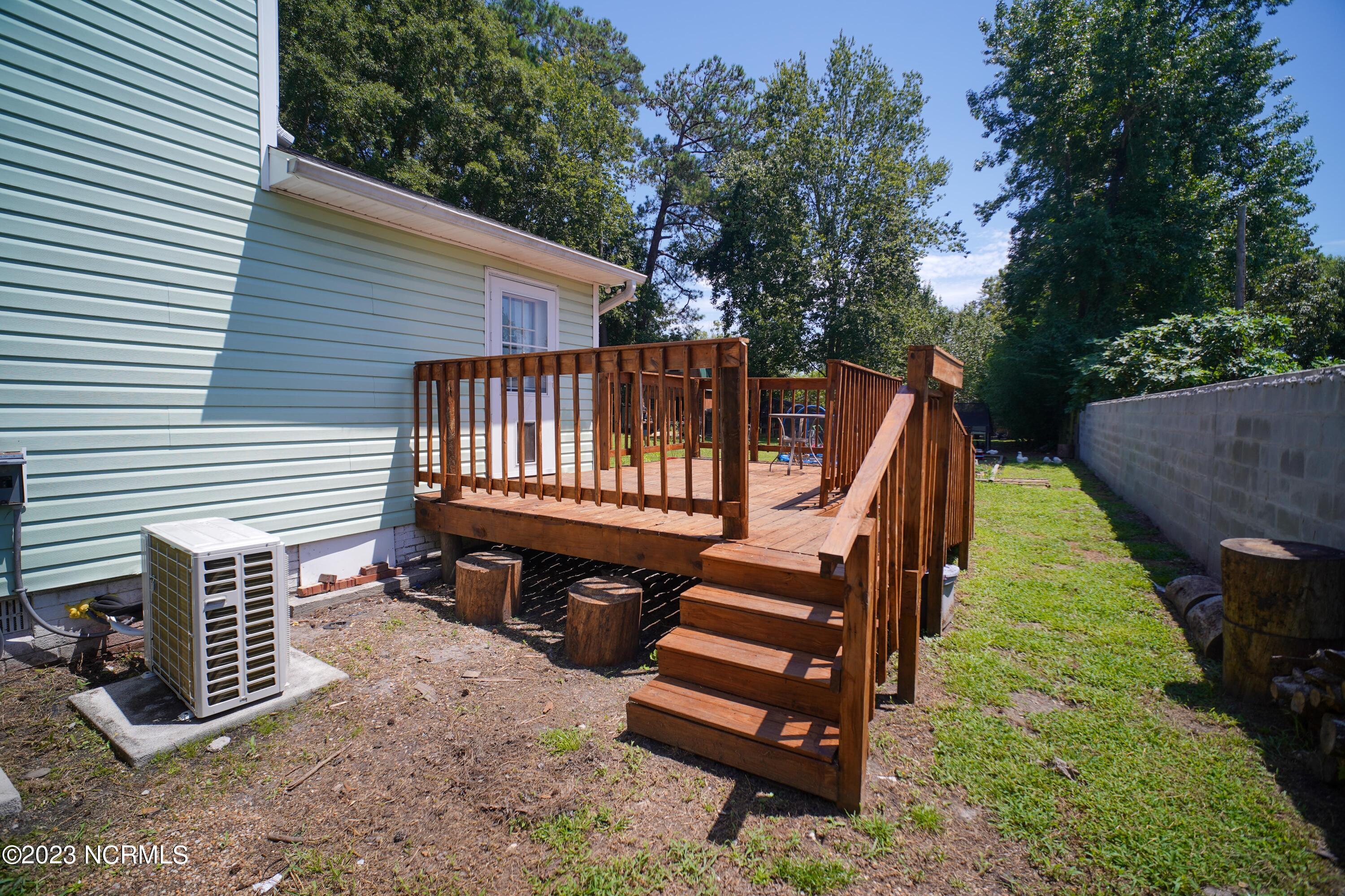 102 Nottingham Road Jacksonville, NC 28546 - Photo 42 of 61 102 Nottingham deck