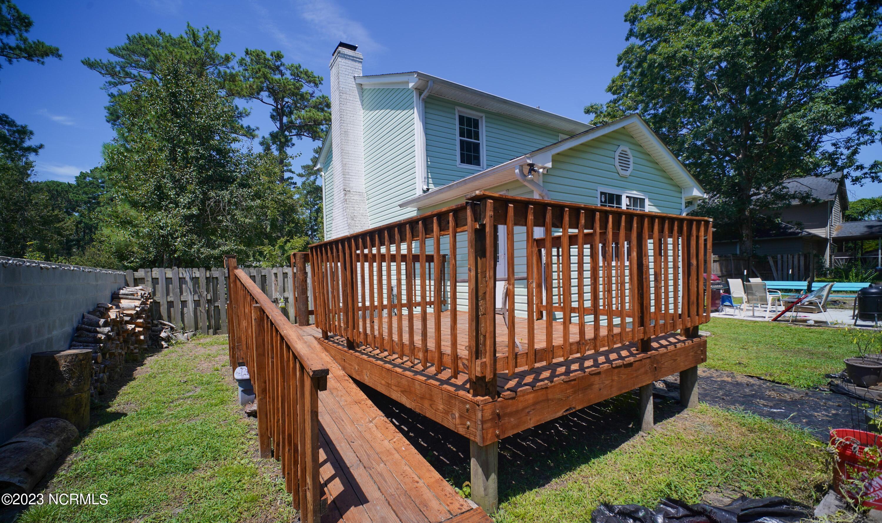 102 Nottingham Road Jacksonville, NC 28546 - Photo 43 of 61 102 Nottingham deck 2