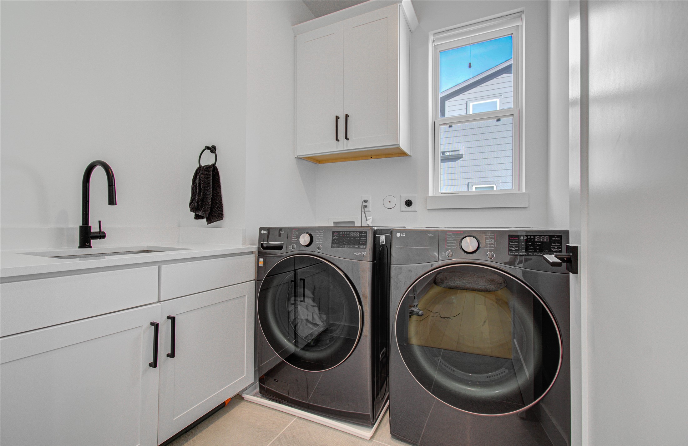 3032 Lamar Street Houston, TX 77003 - Photo 25 of 37 a utility room with sink dryer and washer