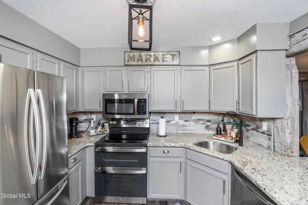 $335,000 | 1094 Roberta Road, Schenectady, NY 12303