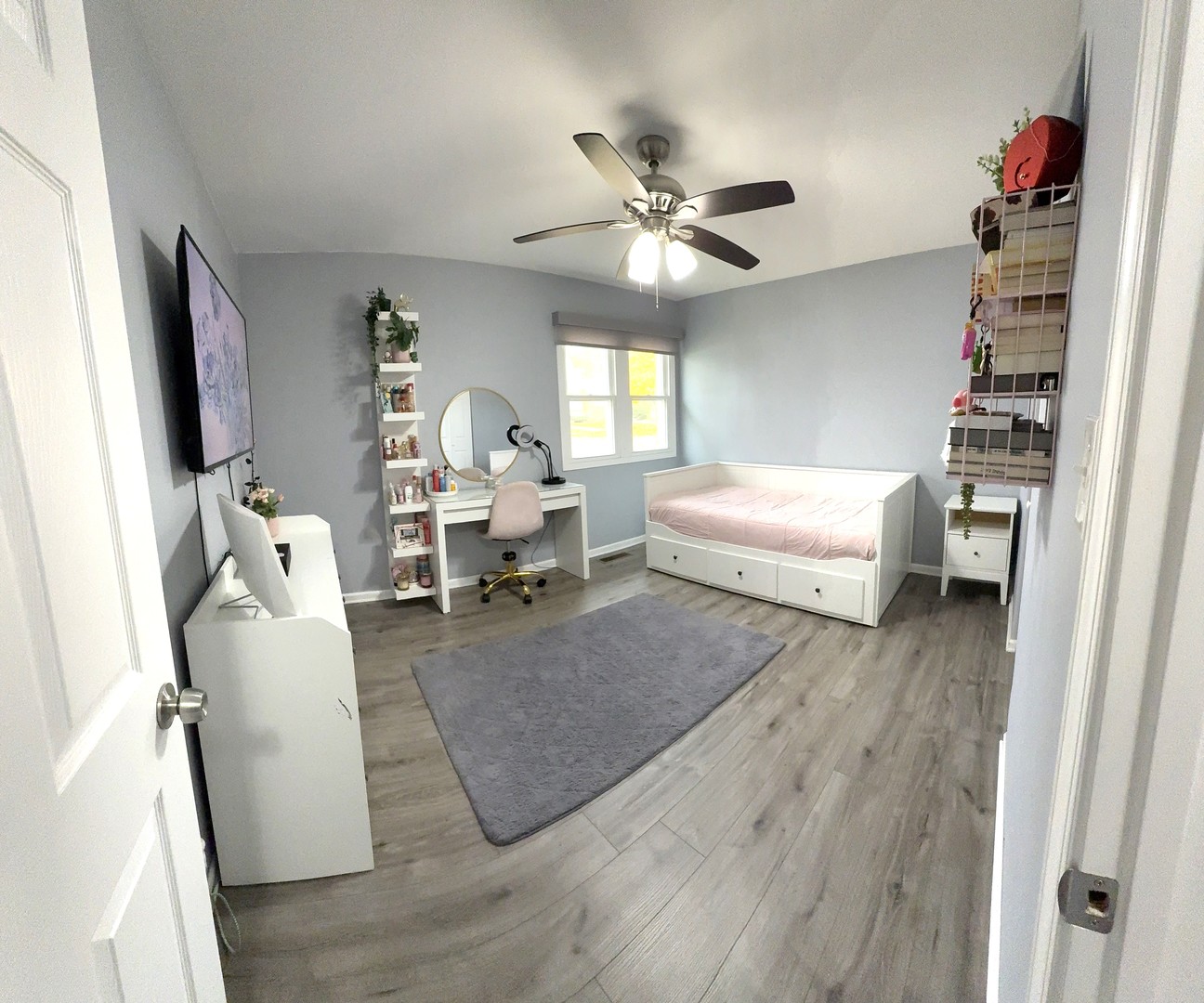 8001 North Elmore Street Niles, IL 60714 - Photo 16 of 34 a living room with furniture and a flat screen tv