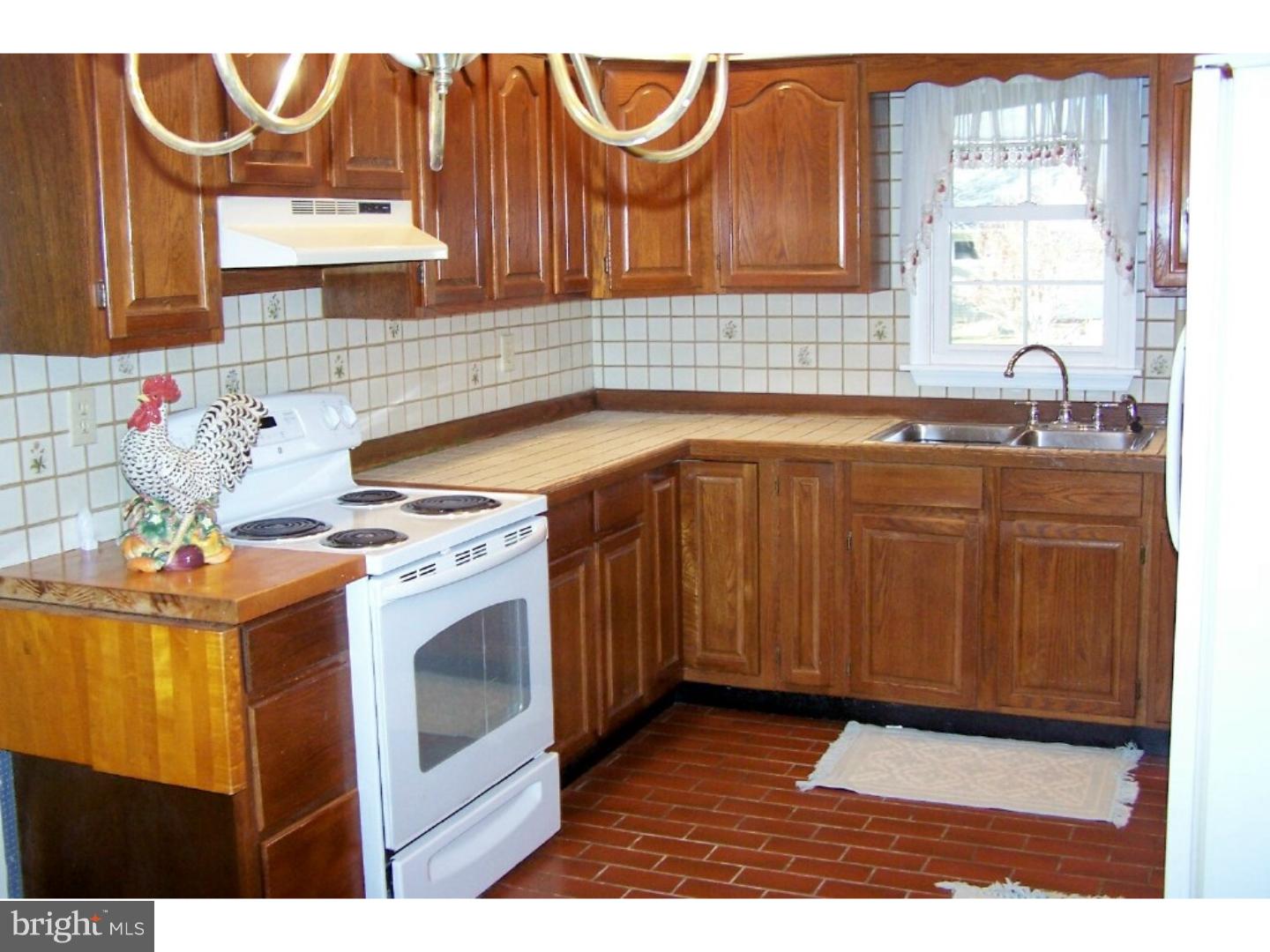812 Dunbury Road Fairless Hills, PA 19030 - Photo 5 of 19 Kitchen