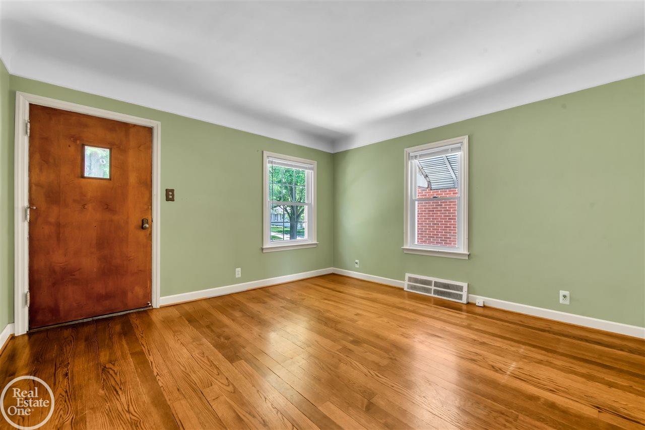2051 Roslyn Road Grosse Pointe, MI 48236 - Photo 4 of 25 50078870-3.JPG