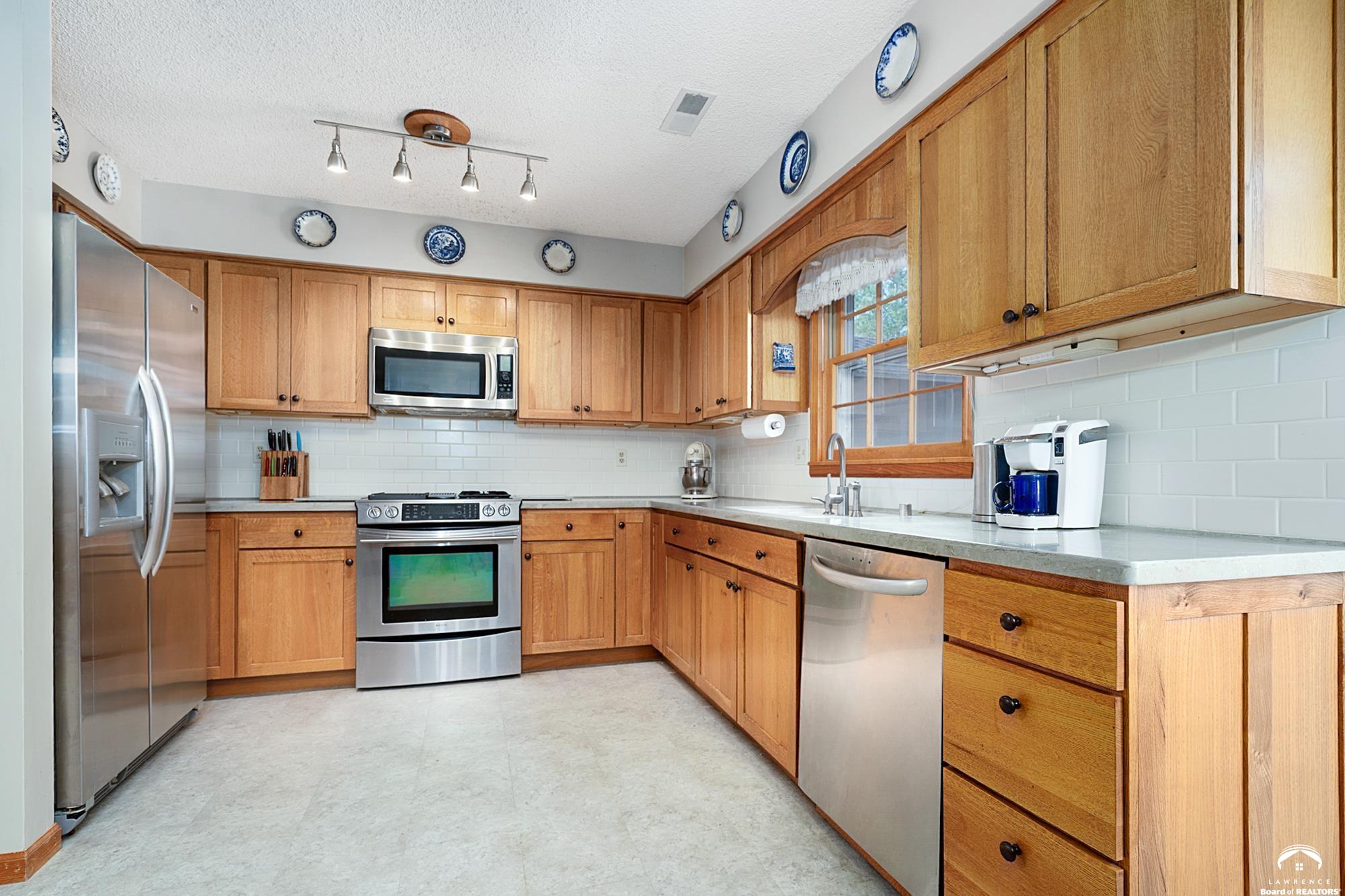 2921 Pebble Lane Lawrence, KS 66047 - Photo 12 of 96