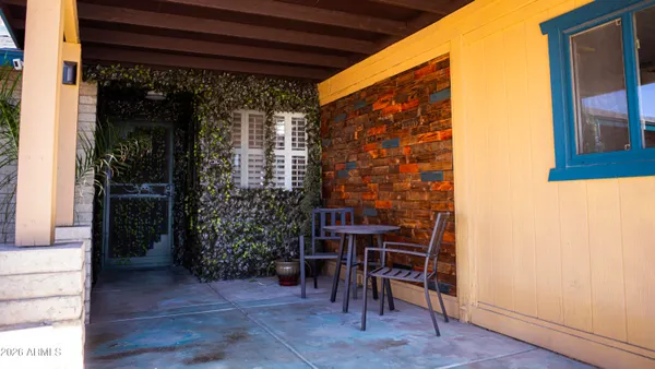 a view of entryway with a outdoor space