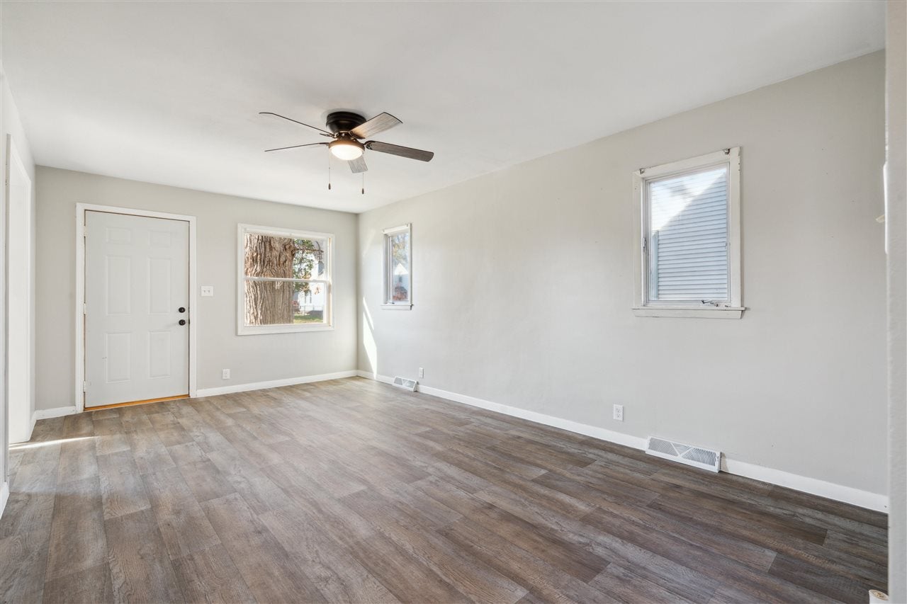 872 Center Point Road Northeast Cedar Rapids, IA 52402 - Photo 3 of 27 Gallery Image 3