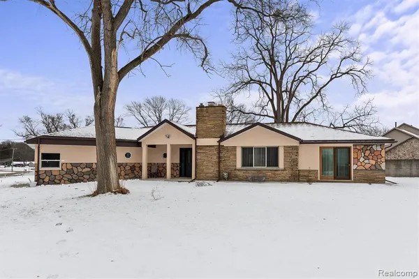 $570,000 | 15500 Millar Road, Clinton Township, MI 48036