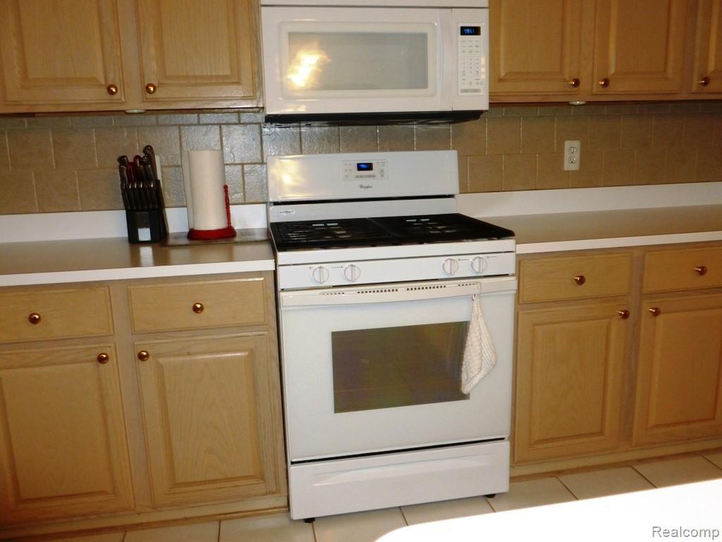 46444 Fairwind Road Macomb, MI 48044 - Photo 17 of 29 P1030345kitchen3.JPG