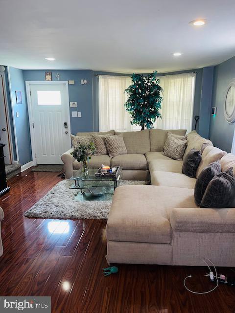 7283 Glenthorne Road Upper Darby, PA 19082 - Photo 7 of 36 Living Room