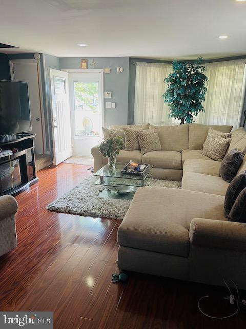 7283 Glenthorne Road Upper Darby, PA 19082 - Photo 8 of 36 Living Room
