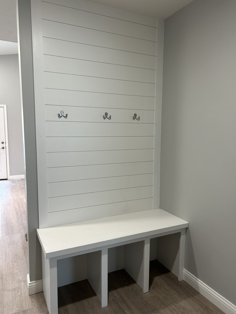 35 Winding Way Bloomington, IL 61705 - Photo 7 of 9 a room with a table and flowerpot