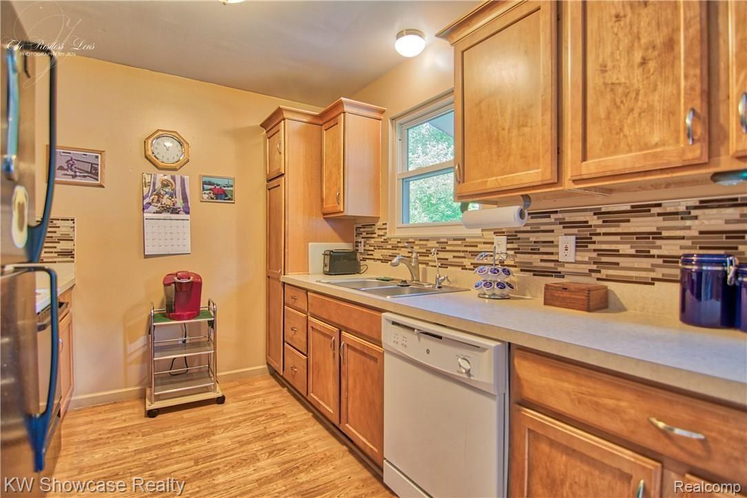 18364 Hickory Ridge Road Fenton, MI 48430 - Photo 14 of 36 18374HickoryRidgeRdint-3.jpg