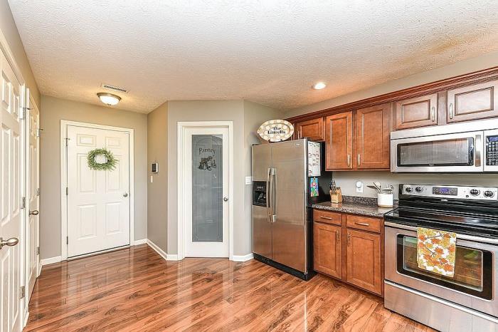 3391 Roundlake Lane Whitestown, IN 46075 - Photo 7 of 34