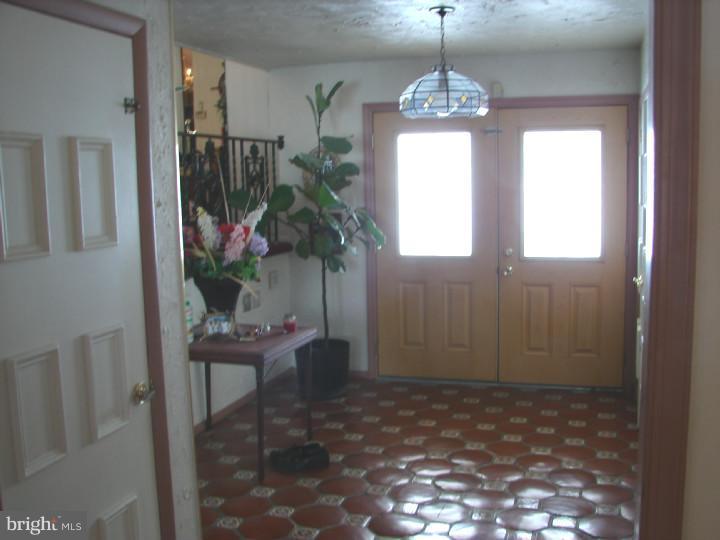 591 Kismet Road Philadelphia, PA 19115 - Photo 2 of 16 Foyer