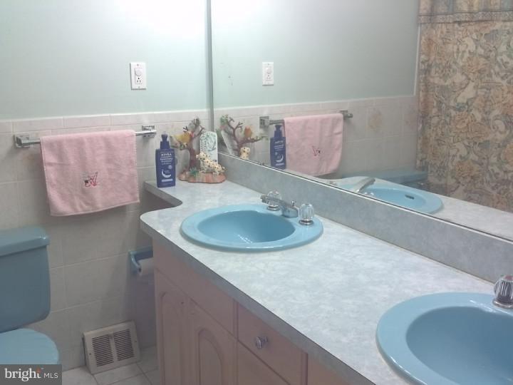 591 Kismet Road Philadelphia, PA 19115 - Photo 12 of 16 Bathroom