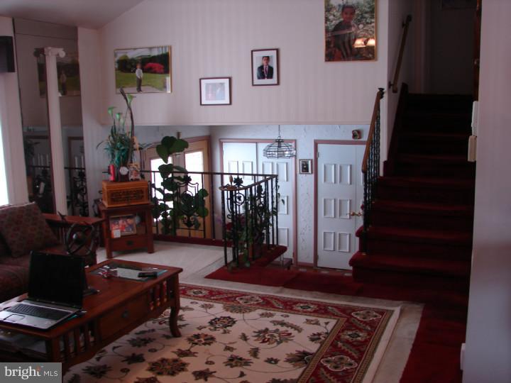 591 Kismet Road Philadelphia, PA 19115 - Photo 6 of 16 Living Room