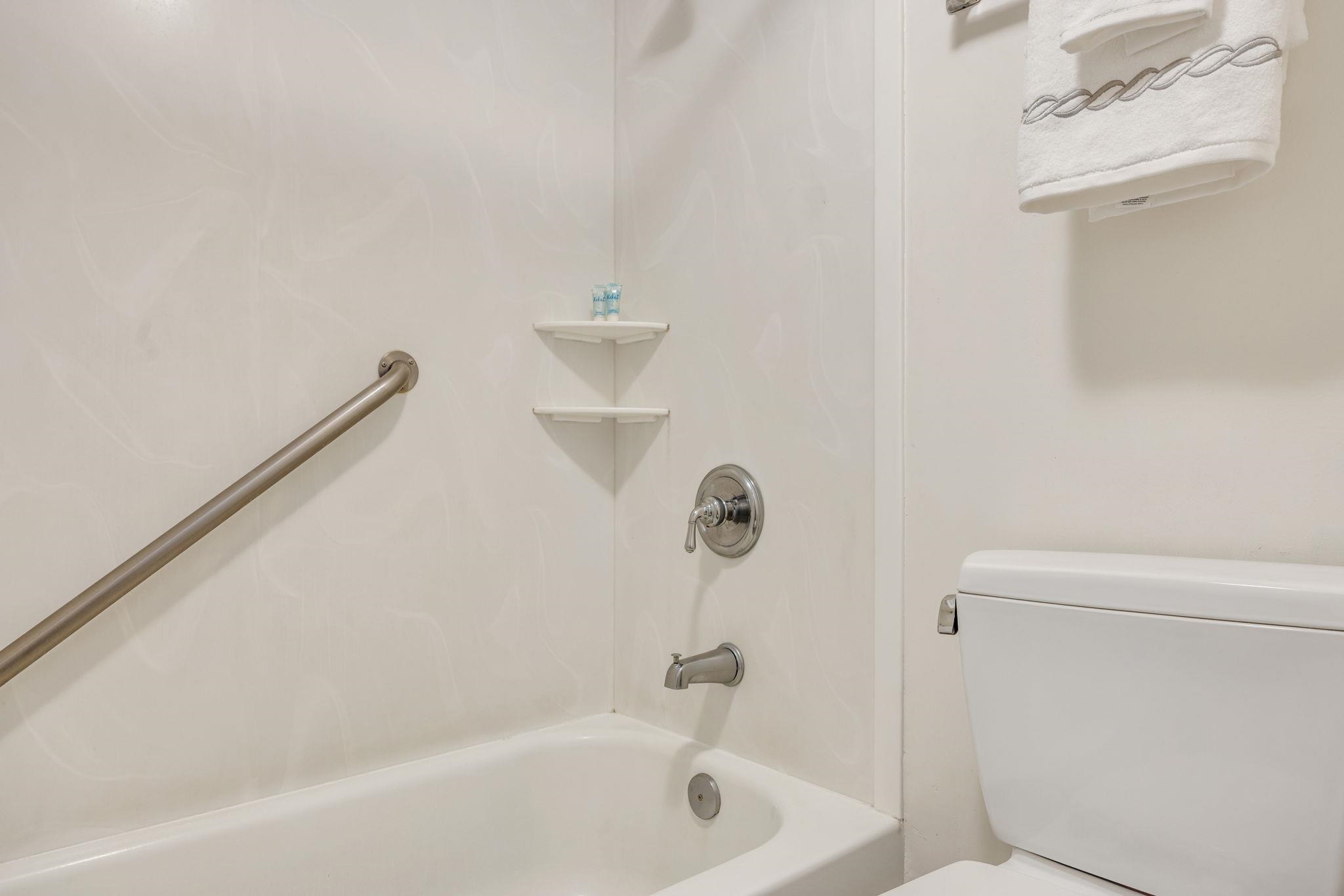1032 South Kihei Road, Unit A412 Kihei, HI 96753 - Photo 22 of 43 a bathroom with a bathtub