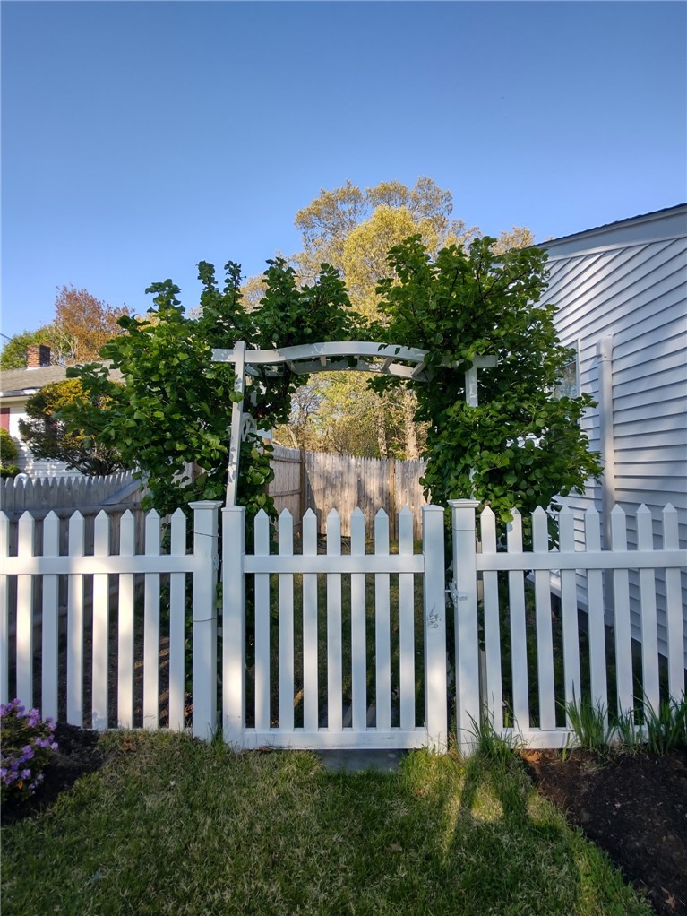 26 Potomac Road Warwick, RI 02888 - Photo 3 of 50