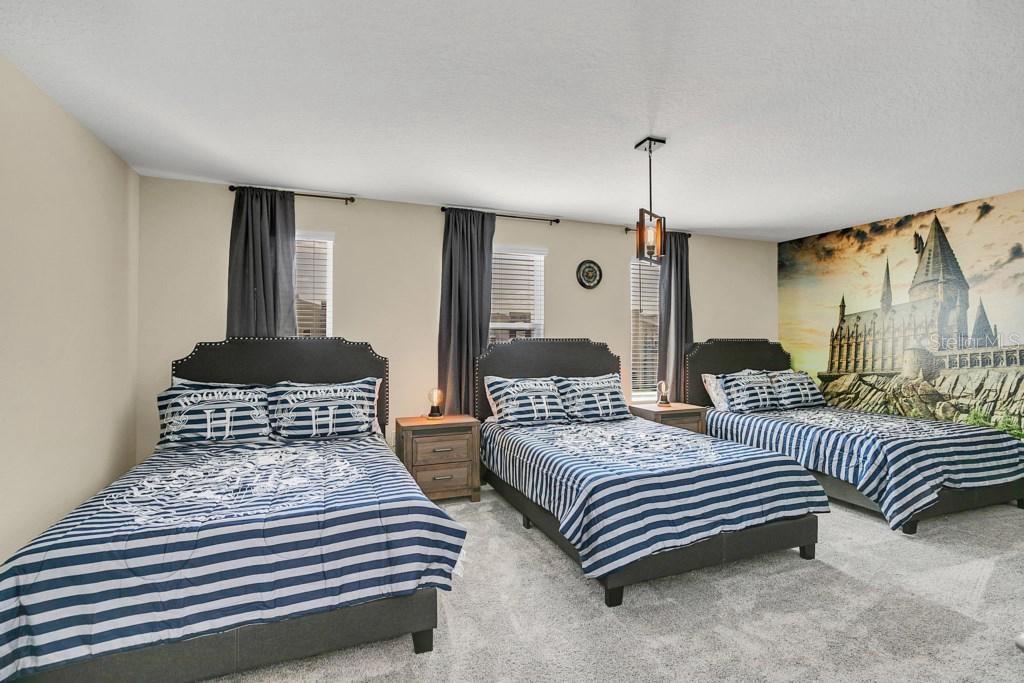 4541 Target Boulevard Kissimmee, FL 34746 - Photo 8 of 33 a bedroom with two beds and painting on the wall