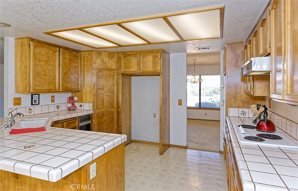 13564 Quapaw Road Apple Valley, CA 92308 - Photo 16 of 52 Kitchen