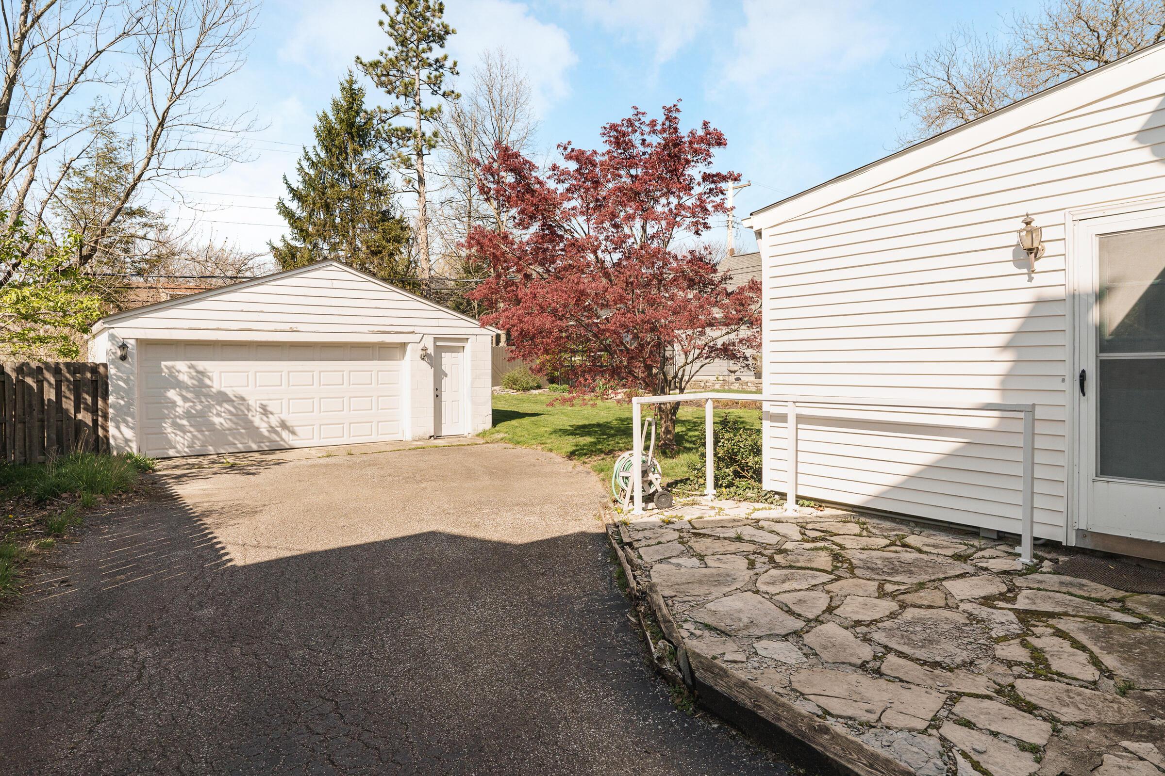 136 Fallis Road Columbus, OH 43214 - Photo 4 of 40 2 car detached garage and driveway