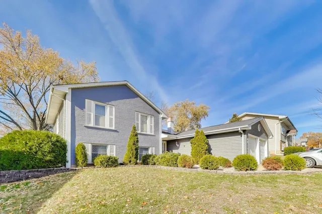 $350,000 | 121 South Lancaster Drive, Bolingbrook, IL 60440