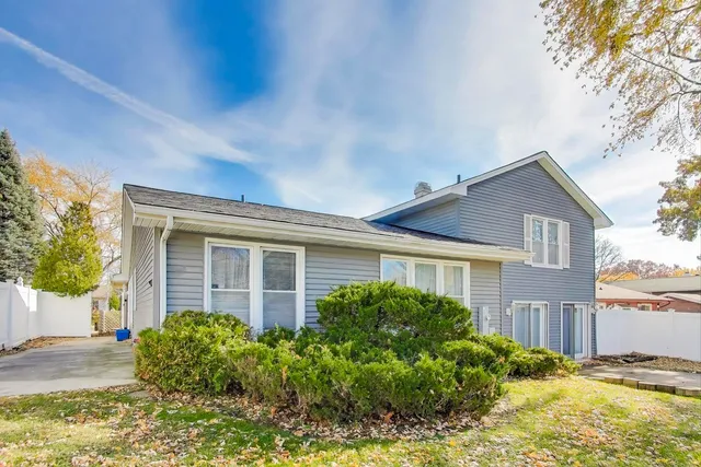 $350,000 | 121 South Lancaster Drive, Bolingbrook, IL 60440