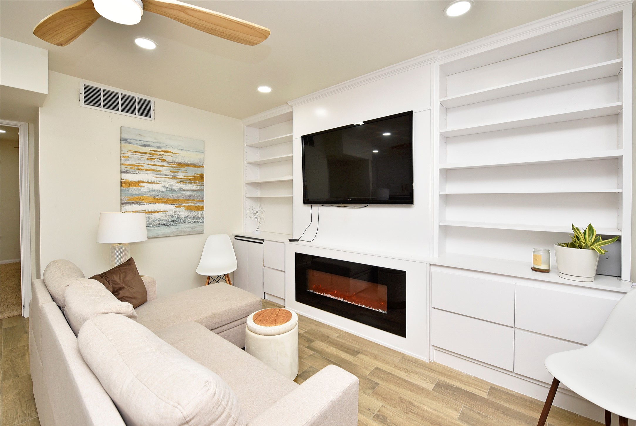 3224 Timmons Lane, Unit 112 Houston, TX 77027 - Photo 18 of 30 a living room with furniture and a flat screen tv