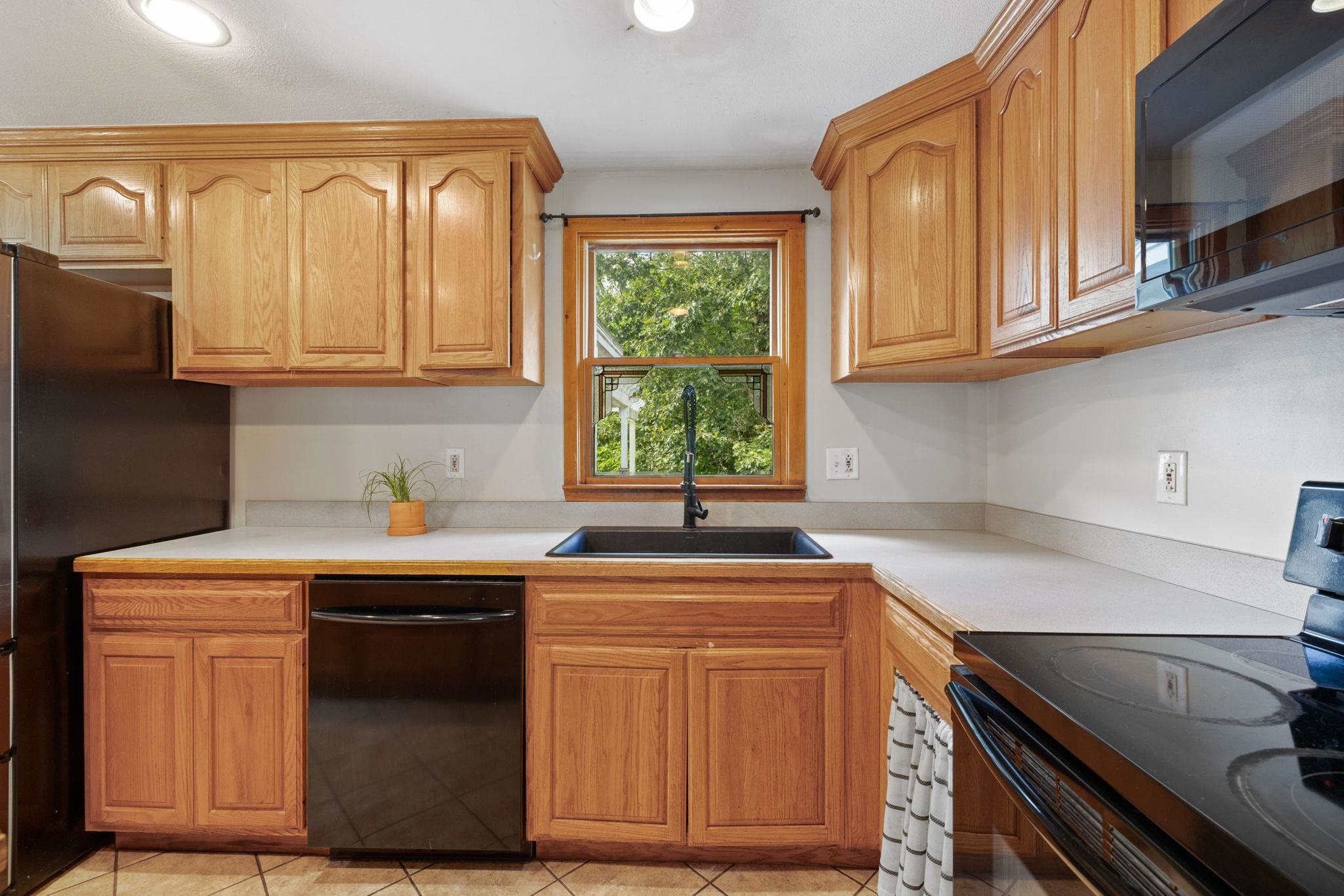 16 Rena Avenue Hudson, NH 03051 - Photo 8 of 39