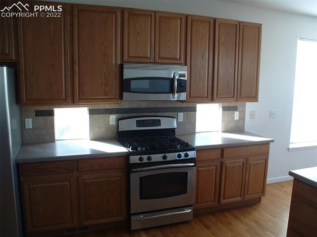 9382 St.George Road Peyton, CO 80831 - Photo 5 of 38 Gas Oven & Microwave