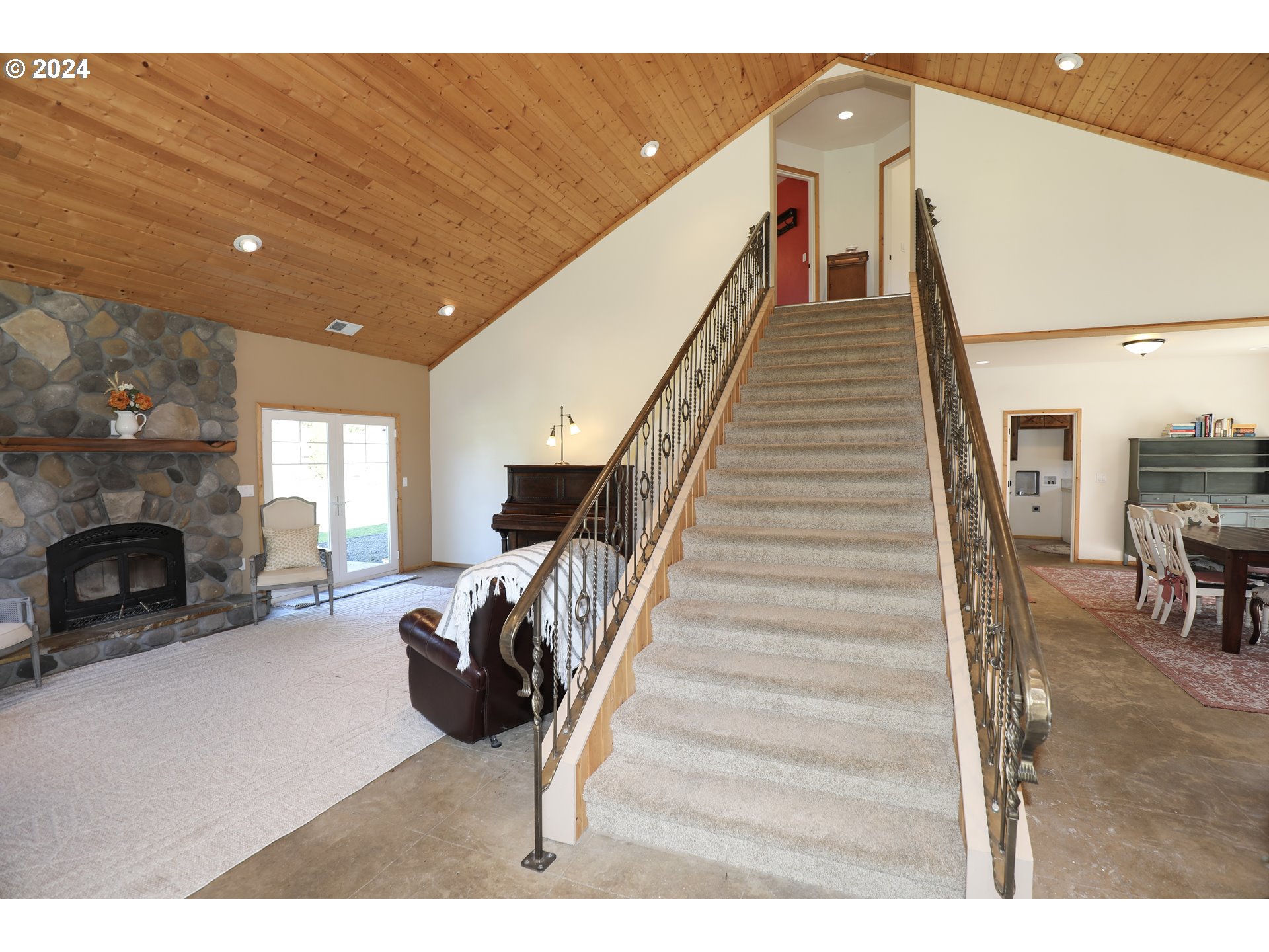 6910 Upper Olalla Road Winston, OR 97496 - Photo 15 of 48 a view of entryway and hall with wooden floor