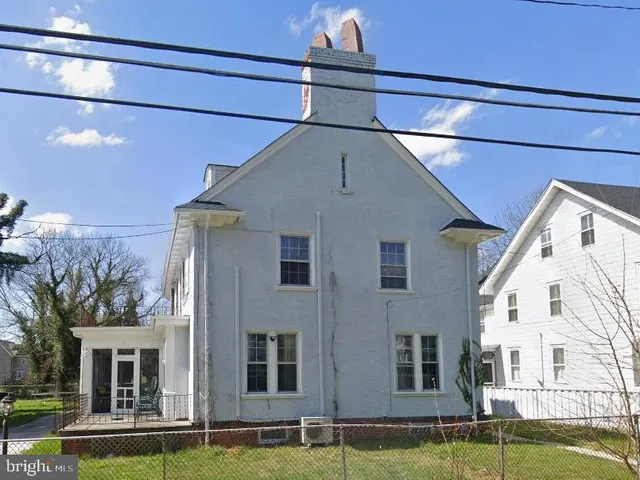 a view of house with a yard