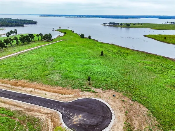 $675,000 | 204 Lakeshore Lane, Windom, TX 75492