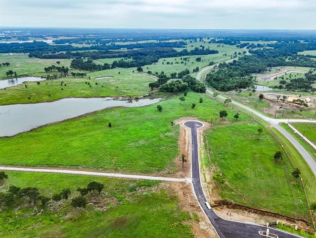 $675,000 | 204 Lakeshore Lane, Windom, TX 75492