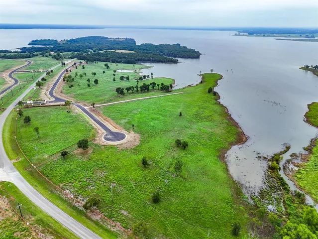 $675,000 | 204 Lakeshore Lane, Windom, TX 75492