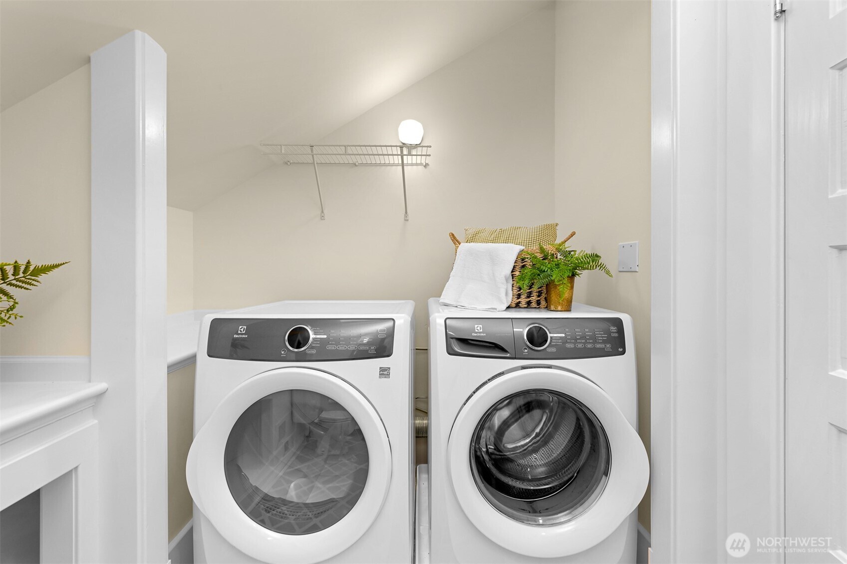 903 13th Street Bellingham, WA 98225 - Photo 31 of 40 a utility room with dryer and washer