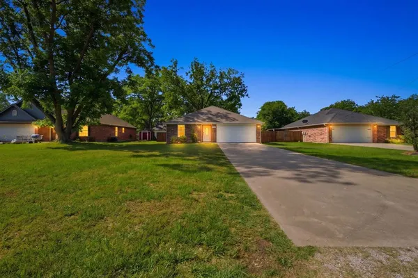 $275,000 | 402 Robertson Street, Collinsville, TX 76233