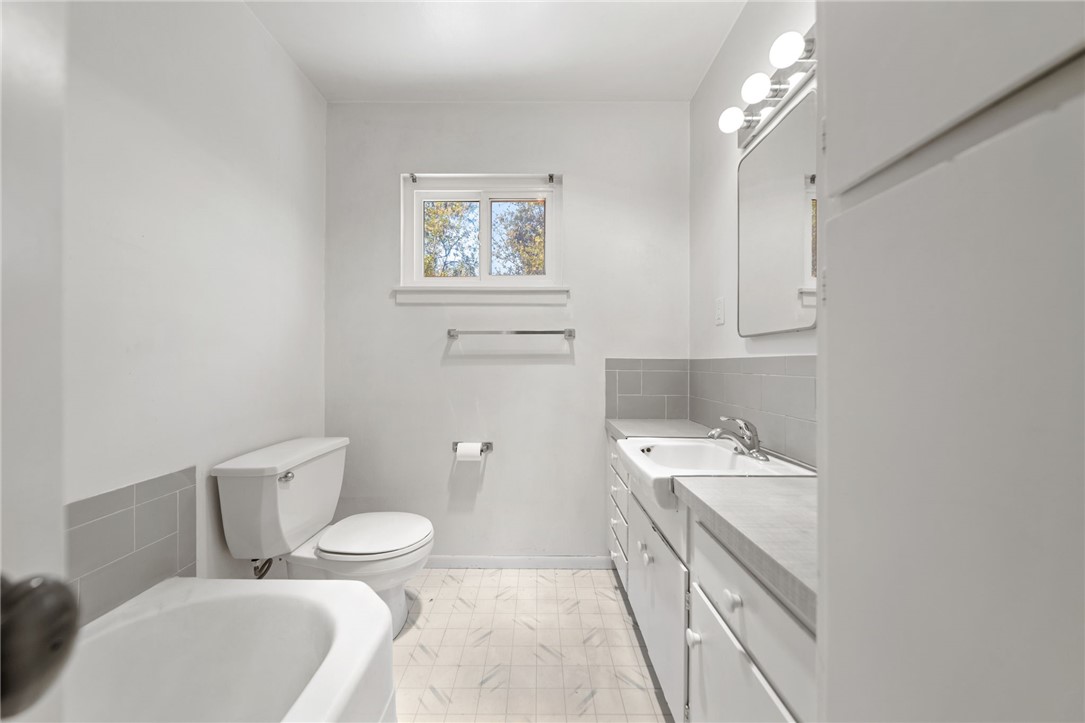 4432 Beverly Court Riverside, CA 92506 - Photo 22 of 32 FIRST BATHROOM