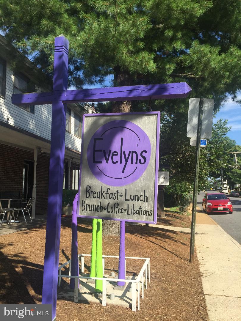 26 South Monroe Road, Unit 26 Annapolis, MD 21402 - Photo 12 of 13 a sign on the side of a street