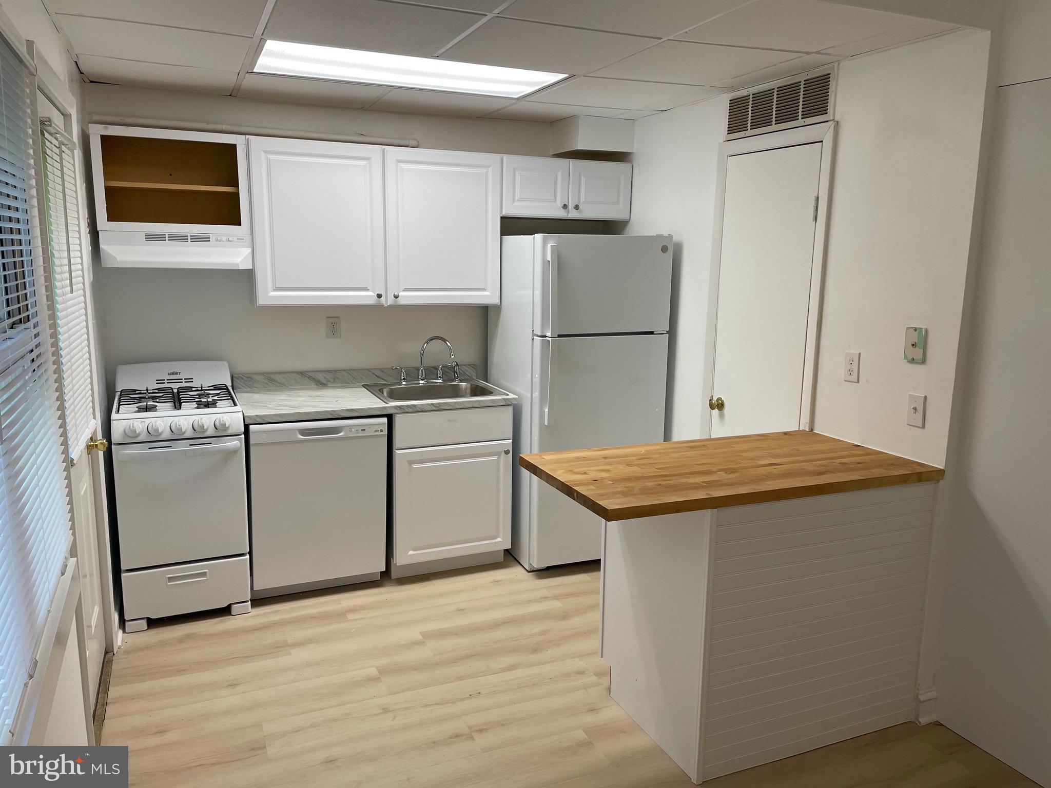 26 South Monroe Road, Unit 26 Annapolis, MD 21402 - Photo 3 of 13 a kitchen with stainless steel appliances granite countertop a stove a refrigerator and a microwave