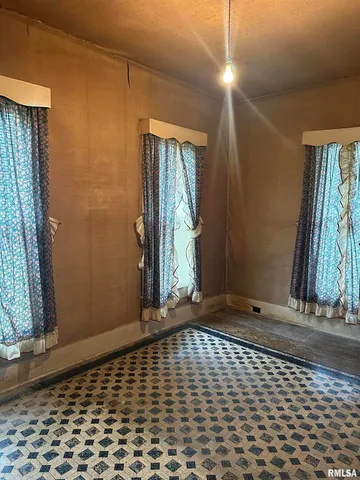 $37,800 | 402 East Keyes Street, Du Quoin, IL 62832