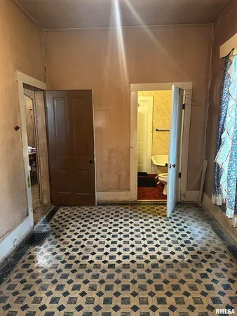 $37,800 | 402 East Keyes Street, Du Quoin, IL 62832