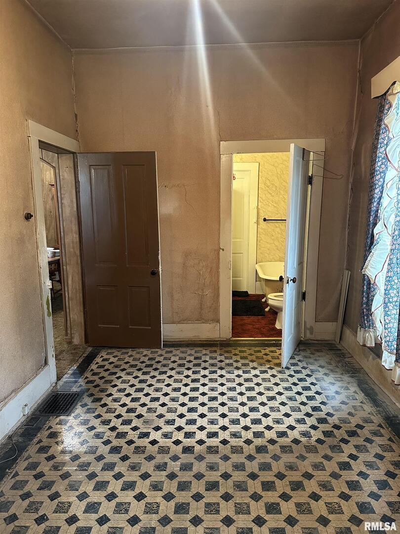 402 East Keyes Street Du Quoin, IL 62832 - Photo 5 of 18