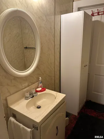 $37,800 | 402 East Keyes Street, Du Quoin, IL 62832