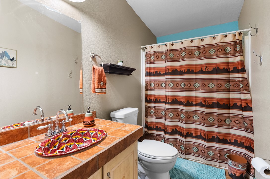 1193 South Dome Road Golden Valley, AZ 86413 - Photo 35 of 38 Full guest bathroom