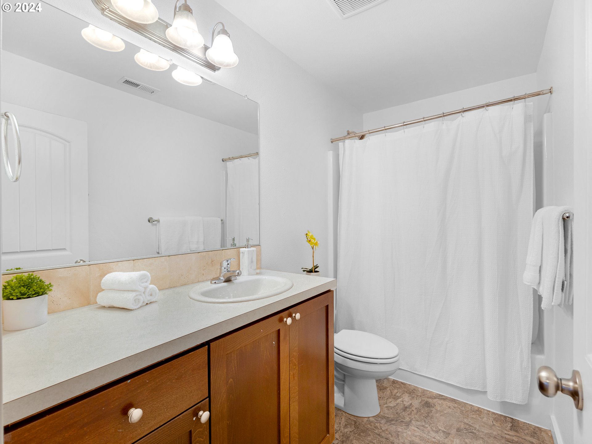 91138 Pathfinder Road Astoria, OR 97103 - Photo 27 of 44 Bathroom
