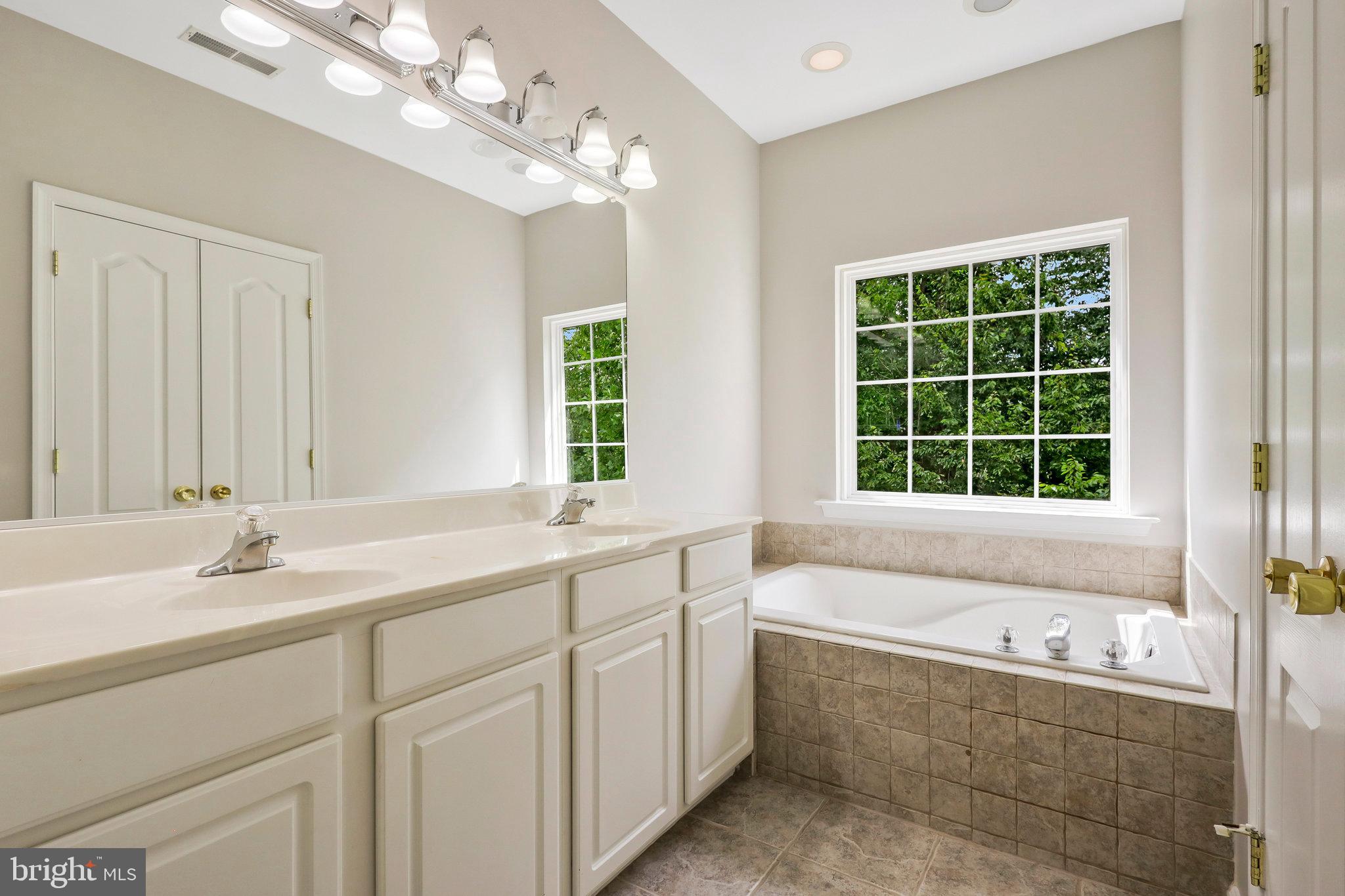 8114 Mississippi Road Laurel, MD 20724 - Photo 24 of 41 Separate tub